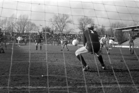 Ajax tegen Dynama Zagreb 1-0 nr. 14 tweede van links springend Horst Blankenb, Bestanddeelnr 924-2675