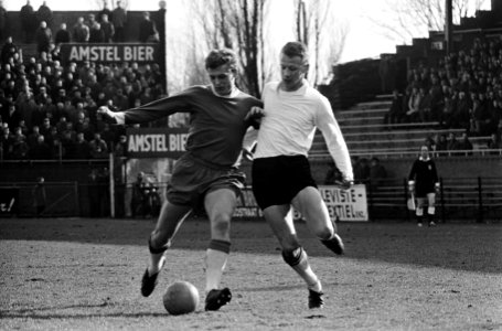 Ajax tegen NAC 3-0, Piet Keizer (Ajax) in duel met Graauwmans (NAC), Bestanddeelnr 917-4281