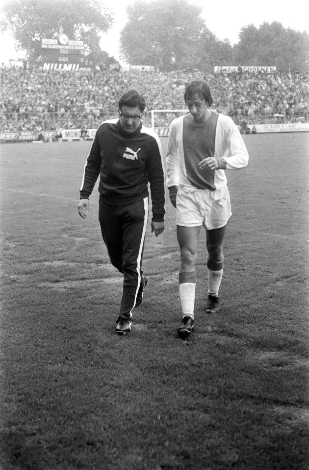 Ajax tegen DWS 4-0 links verzorger Salo Muller en rechts Cruijff verlaten het v, Bestanddeelnr 923-8386