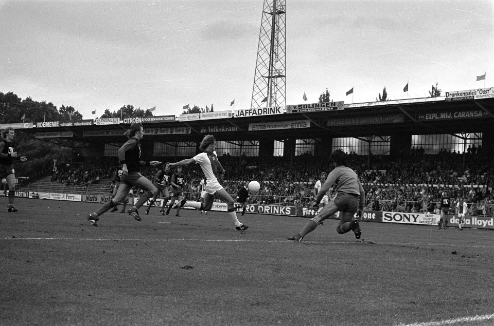 Ajax tegen Excelsior 2-0, Rep scoort 1-0 langs doelman Van de Roes, Bestanddeelnr 927-4231