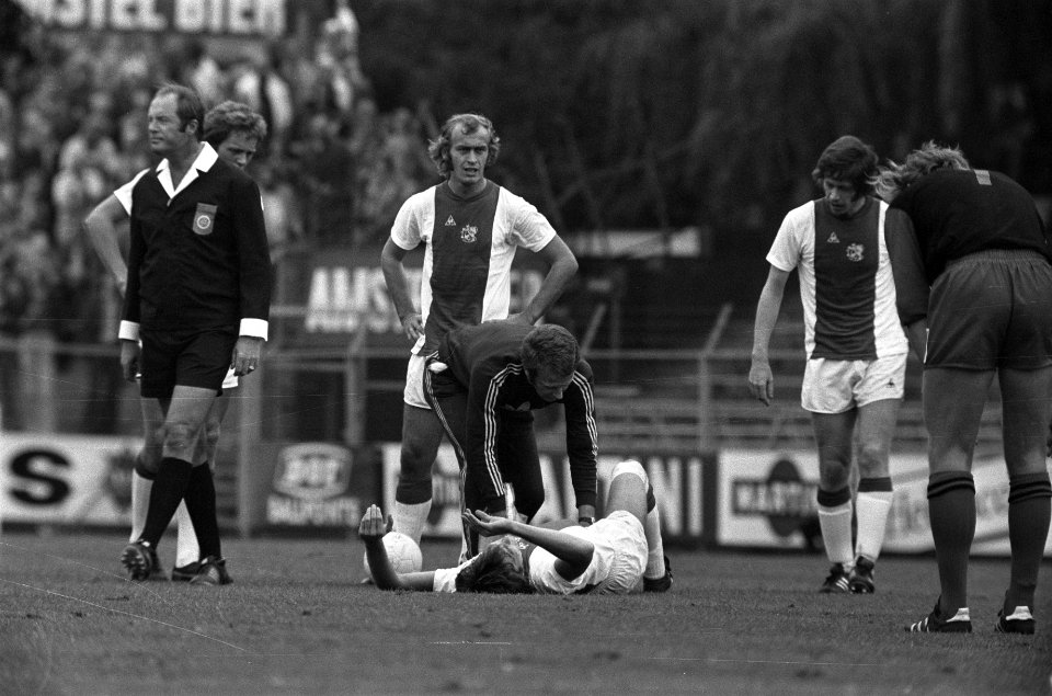Ajax tegen Excelsior 2-0, Jan Mulder geblesseerd wordt verzorgd door Van Gorp , , Bestanddeelnr 927-4233