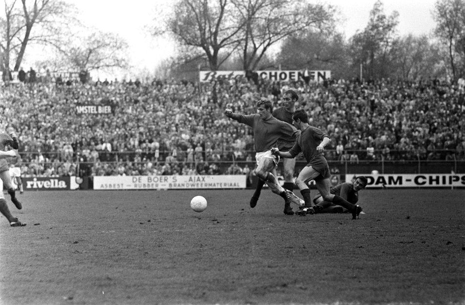 Ajax tegen DWS 3-2 schot van Cruijff, keeper Jongbloed pakt de bal, Bestanddeelnr 922-4029