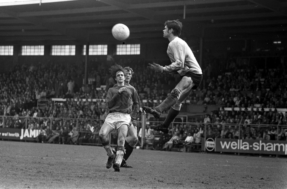 Ajax tegen DWS 3-2 schot van Cruijff, keeper Jongbloed pakt de bal, Bestanddeelnr 922-4028