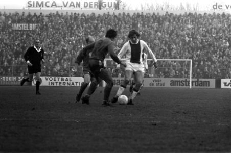 Ajax tegen MVV 4-0, nummer 17 Arie Haan (rechts) in aktie, Bestanddeelnr 926-1085
