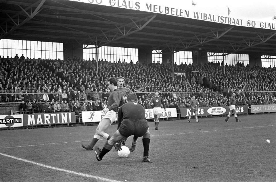 Ajax tegen MVV 4-0, Klaas Nuninga in duel met keeper Korver, Bestanddeelnr 921-0783