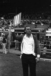 Ajax tegen Excelsior 2-0, trainer Bobby Haarms met bord waarop staat wie het vel, Bestanddeelnr 927-4232