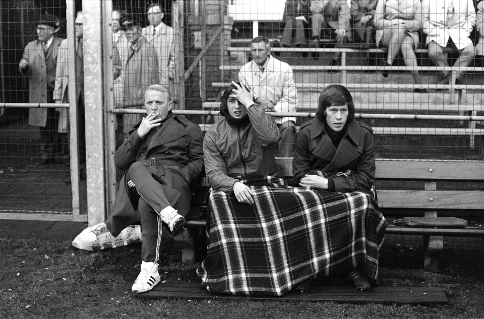 Ajax tegen DWS 2-0, vlnr Kovacs, Cruijff en Gerrie Mühren op reservebank, Bestanddeelnr 925-4863
