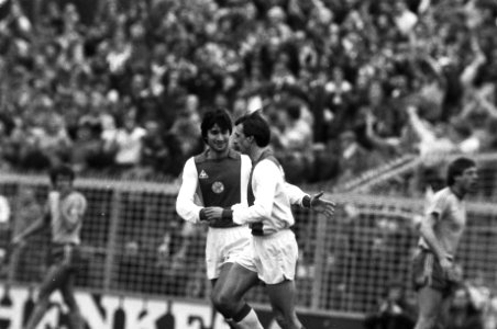 Ajax tegen FC Den Haag 9-1. 1a Cruijff en La Ling blij, 2a Cruijff (m.) en Rijka, Bestanddeelnr 932-0559