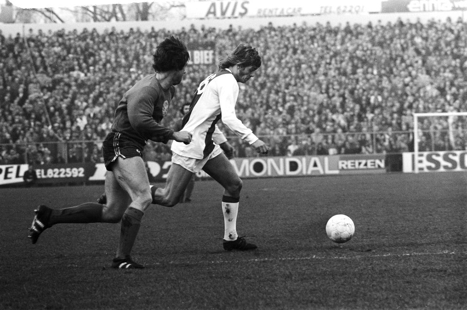 Ajax tegen MVV 4-0, nummer 6 en 8 Rep (rechts) in aktie, Bestanddeelnr 926-1087