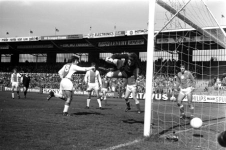 Ajax tegen MVV 8-0, Swart scoort, keeper Korver duikt te laat, Bestanddeelnr 925-5154
