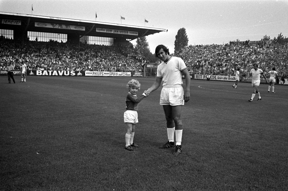 Ajax tegen FC Den Haag , mascotte Karsten Beij wenst S. Swart geluk, Bestanddeelnr 924-8424