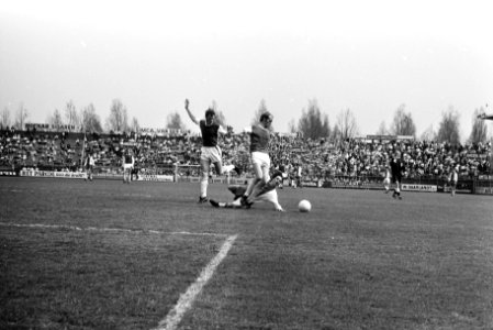 Ajax tegen DWS 6-1 Cruijff in duel met links Bianchi en Dijkstra, Bestanddeelnr 923-5017