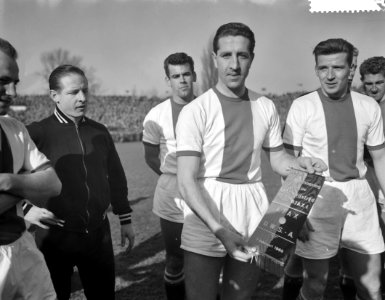 Ajax tegen DWSA 2-0, huldigen van Ger van Mourik in verband met 250ste wedstrijd, Bestanddeelnr 911-0081