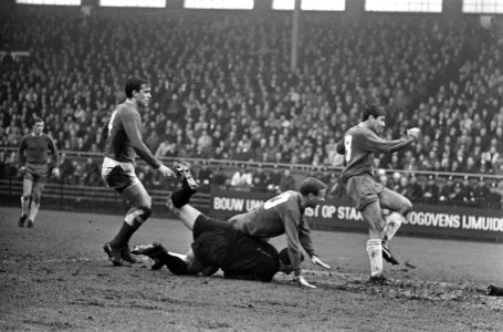 Ajax tegen MVV 8-3, Nuninga in duel met keeper Korver, rechts Swart, Bestanddeelnr 920-0234