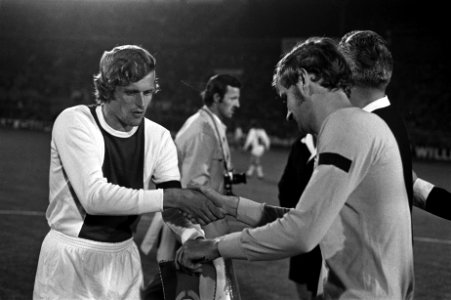 Ajax tegen Dynamo Dresden 2-0, Europa Cup I, overhandiging vaantjes (links) Keiz, Bestanddeelnr 924-9379