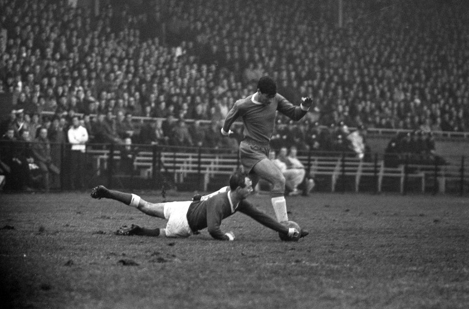 Ajax tegen MVV 9-3, Sjaak Swart in duel met back Custer, Bestanddeelnr 917-3671