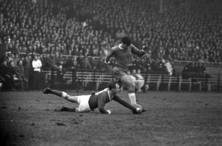 Ajax tegen MVV 9-3, Sjaak Swart in duel met back Custer, Bestanddeelnr 917-3671