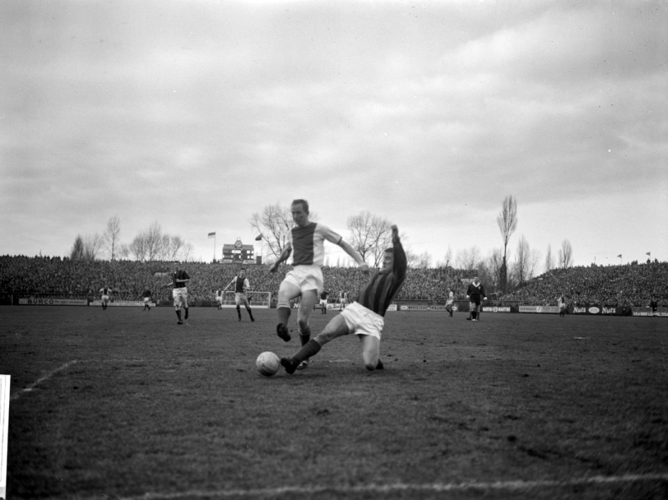 Ajax tegen DWS 8-0 Niessen in duel met Henk Groot, Bestanddeelnr 913-4521