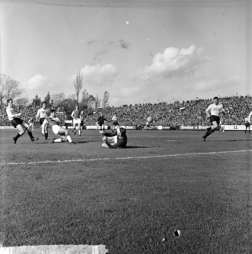 Ajax tegen DOS 6-1 Sjaak Swart passeert keeper van Nico van Zoghel, Bestanddeelnr 915-6294
