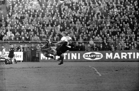 Ajax tegen DWS 8-0 Keeper Ruitenbeek (DWS) in actie, Bestanddeelnr 913-4526