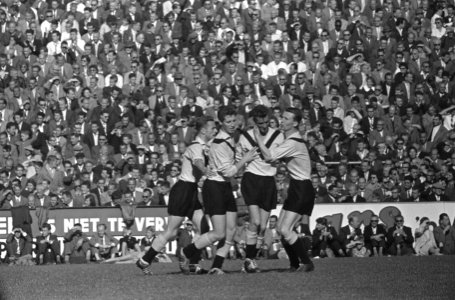 Ajax tegen DOS uit Utrecht 2-1, vlnr Luyten, Van de Linden , Brokx en Voges, Bestanddeelnr 910-7037