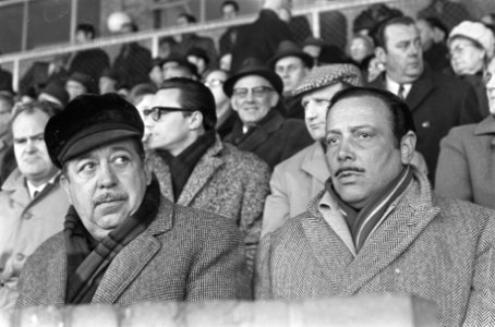 Ajax tegen DOS 7-0 Benfica-trainer Otto Gloria (r), Bestanddeelnr 922-0847