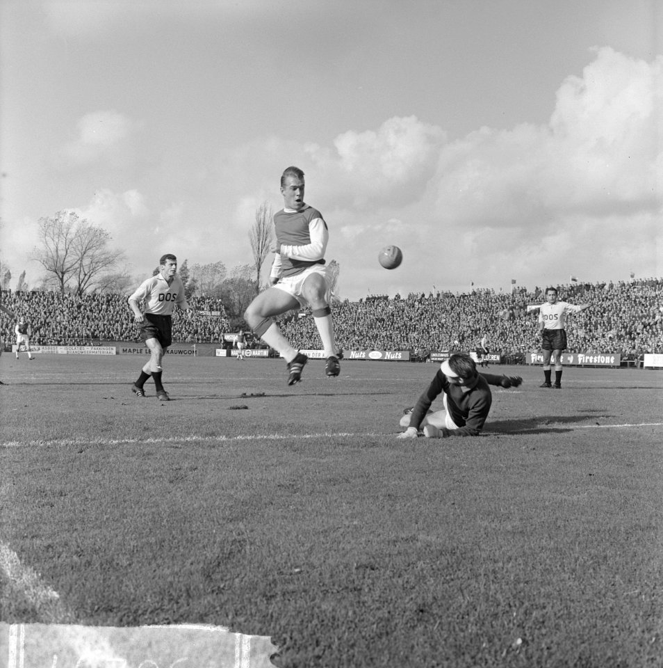 Ajax tegen DOS 6-1 Spelmoment Cees Groot in aktie, Bestanddeelnr 915-6297
