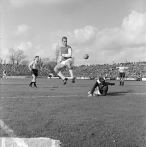 Ajax tegen DOS 6-1 Spelmoment Cees Groot in aktie, Bestanddeelnr 915-6297