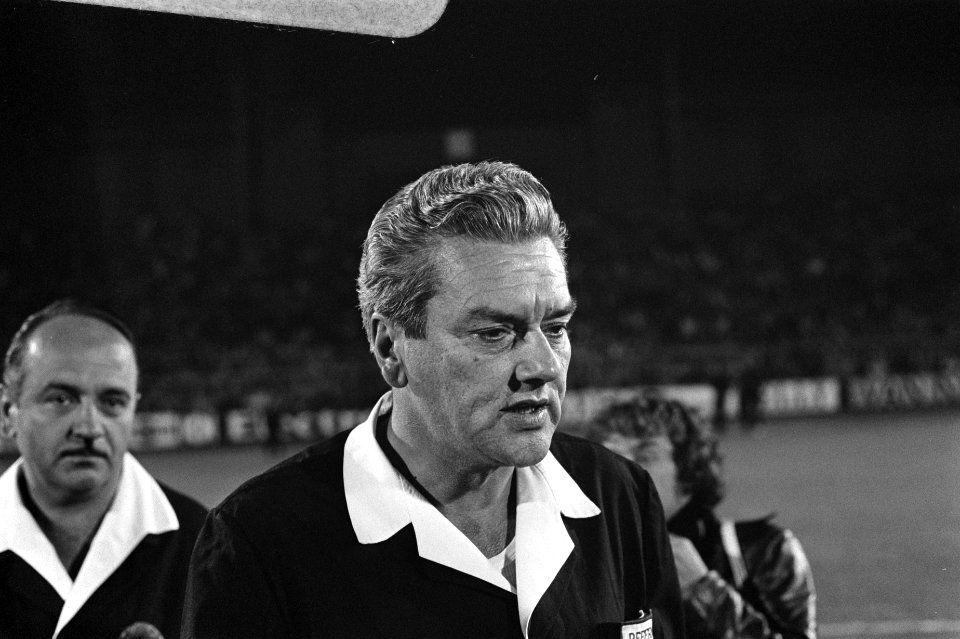 Ajax tegen Dynamo Dresden 2-0, Europa Cup I , nr. 3a scheidsrechter M. Gugulovic, Bestanddeelnr 924-9373