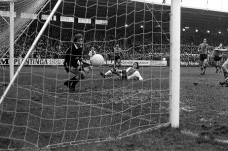 Ajax tegen FC Den Bosch 5-0, doelpunt van Cruijff, doelman Van der Pluym laat ba, Bestanddeelnr 925-2104