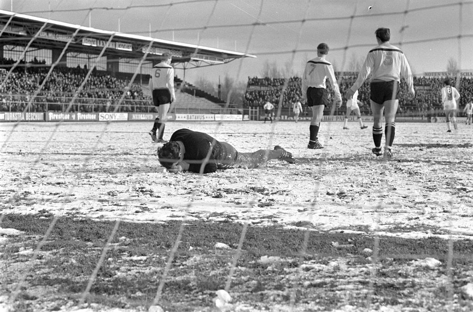 Ajax tegen DOS 7-0 DOS-keeper Veljkovic ligt verslagen op de grond, Bestanddeelnr 922-0843