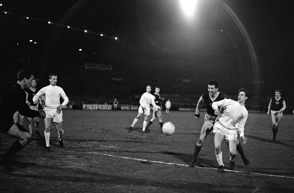 Ajax tegen Dukla Praag 1-1, Cruijff in duel met Masopust . Links keeper Viktor …, Bestanddeelnr 920-1255