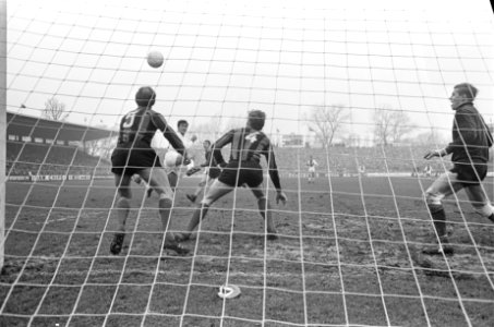 Ajax tegen DWS 3-2, Sjaak Swart geeft boogbal, Pijlman redt, Bestanddeelnr 921-0469