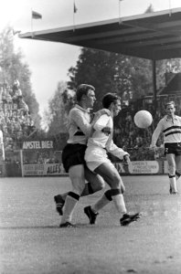 Ajax tegen DOS 4-0. Van Oudenhallen (DOS) houdt Johan Cruijff op schouder vast, Bestanddeelnr 920-6409