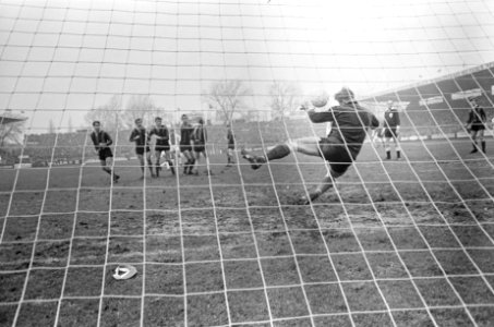 Ajax tegen DWS 3-2, Sjaak Swart scoort uit vrije trap, keeper Schrijvers laat ba, Bestanddeelnr 921-0467