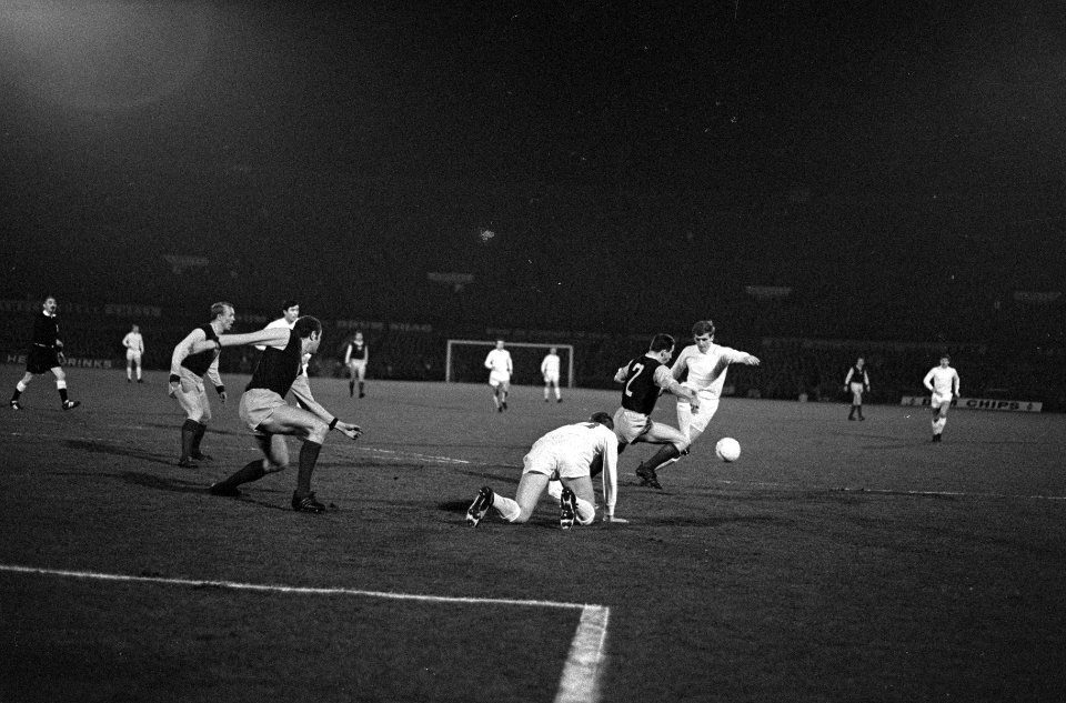 Ajax tegen Dukla Praag 1-1. Piet Keizer in duel met een Dukla Praag speler, Bestanddeelnr 920-1261