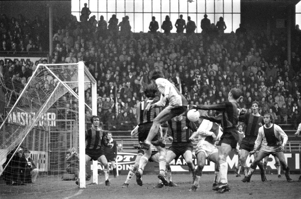 Ajax tegen DWS 2-0, spannend moment voor DWS-doel, Bestanddeelnr 925-4858