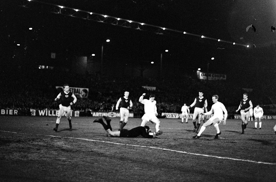 Ajax tegen Dukla Praag 1-1, Cruijff valt keeper Viktor aan. Rechts Nuninga, Bestanddeelnr 920-1253