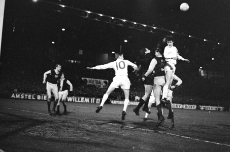 Ajax tegen Dukla Praag 1-1. Spelmoment. Luchtduel tussen Klaas Nuninga, keeper V, Bestanddeelnr 920-1259