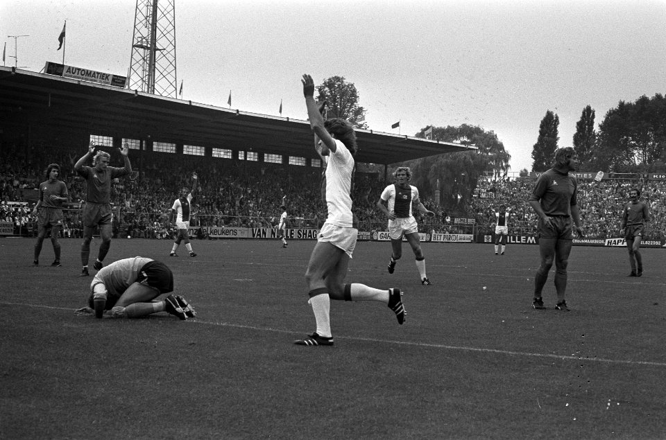 Ajax tegen FC Amsterdam 6-1, Jongbloed op de grond na Krols doelpunt, verder Bia, Bestanddeelnr 926-6202