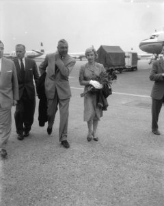 Aankomst Jacques Tati met echtgenote op Schiphol, Bestanddeelnr 909-7575 photo