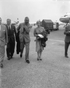 Aankomst Jacques Tati met echtgenote op Schiphol, Bestanddeelnr 909-7575