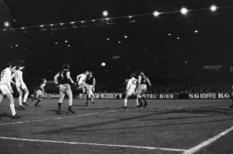 Ajax tegen Dukla Praag 1-1. Henk Groot in een kopduel, Bestanddeelnr 920-1262