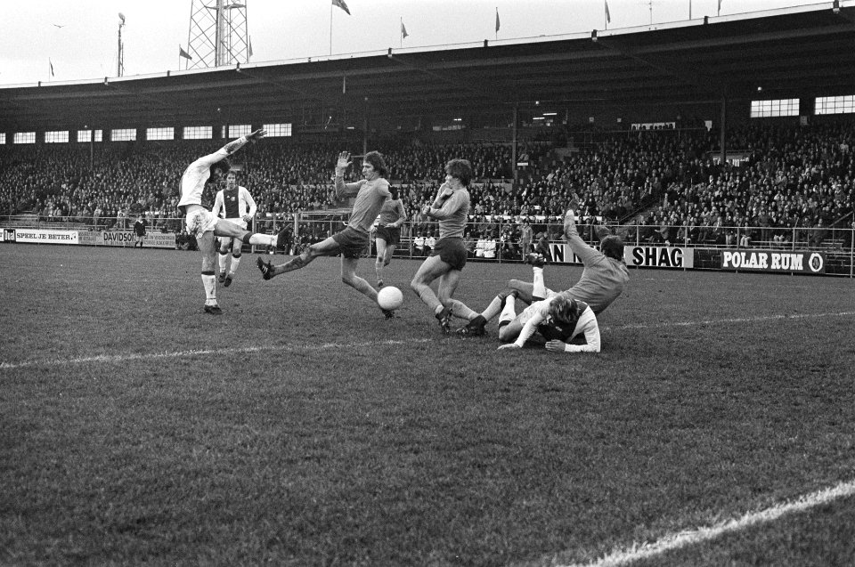 Ajax tegen FC Den Haag 0-0 Hulshof schiet op doel, op de grond Thie en Brokamp, Bestanddeelnr 928-3791