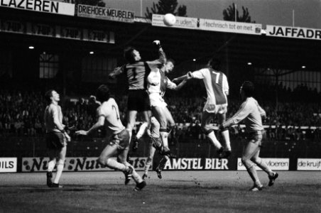 Ajax tegen FC Den Haag 4-1 keeper Galjé in duel met Schoenaker en Clarke (nr 7, Bestanddeelnr 930-2848