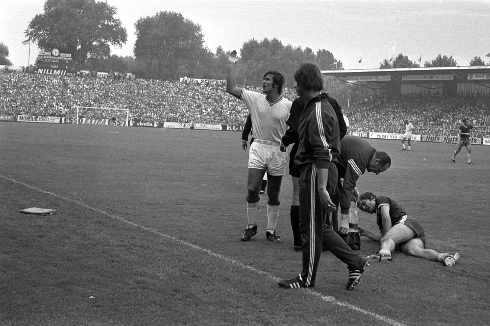 Ajax tegen FC Den Haag , S. Swart roept naar publiek om geen blikjes te gooien, Bestanddeelnr 924-8421