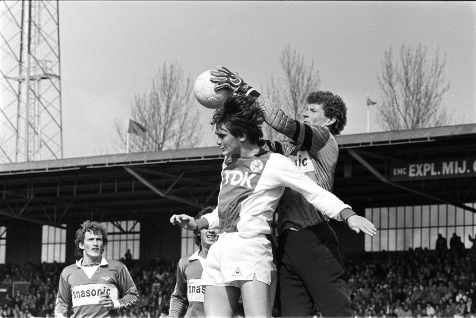 Ajax tegen FC Den Bosch 5-3 Boeve (Ajax) in duel met doelman Grinsven ( Den Bos, Bestanddeelnr 932-9202