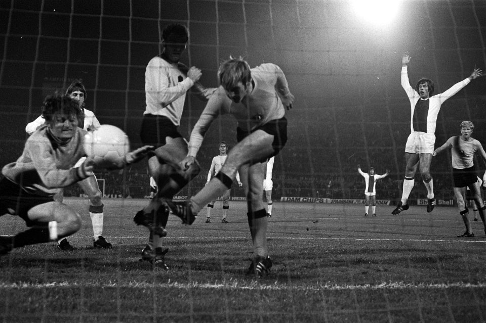 Ajax tegen Dynamo Dresden 2-0, Europa Cup I , doelpunt van Van Dijk, Bestanddeelnr 924-9369
