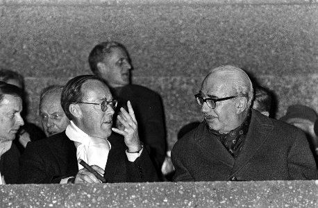 Ajax tegen Dukla Praag 1-1, Prins Bernhard op de eretribune van het Olympisch S…, Bestanddeelnr 920-1275