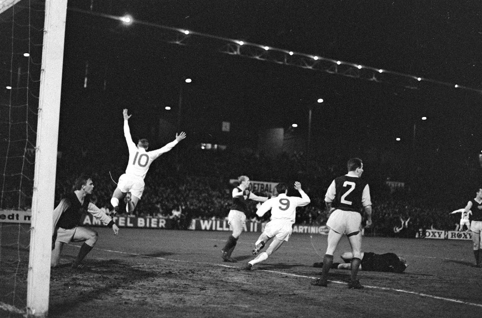 Ajax tegen Dukla Praag 1-1, Nuninga (10) en Cruijff (9) juichen maar doelpunt wo, Bestanddeelnr 920-1252